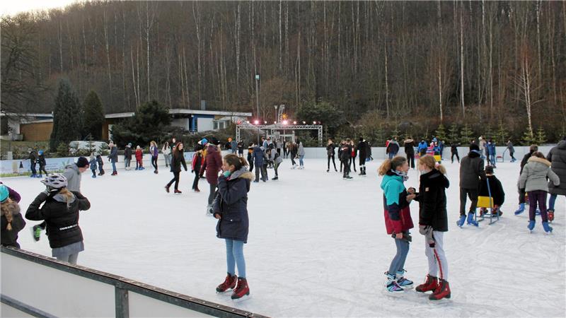 Archivbild: Die Eisbahn ist gefüllt mit Menschen. Am 15. November startet in Bad Harzburg wieder die Schlittschuh-Saison.