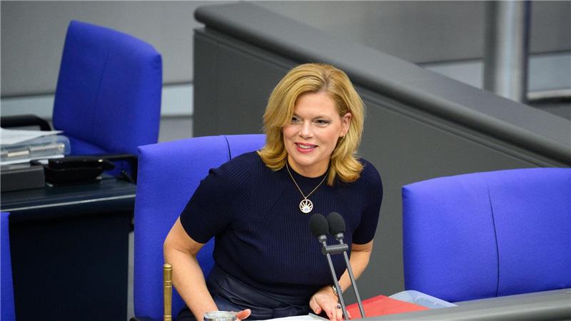 Am 17. Mai lässt Bundestagspräsidentin Julia Klöckner (CDU) auch in diesem Jahr die Regenbogenflagge über dem Reichstagsgebäude hissen. (Archivfoto)