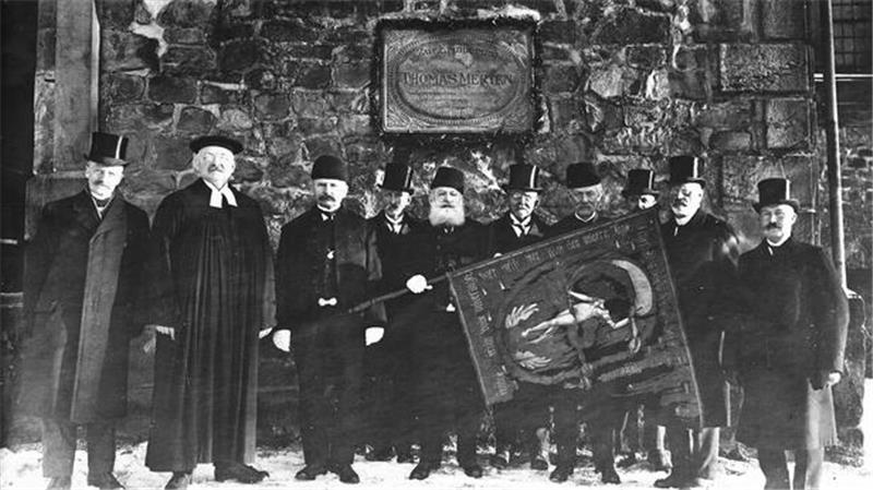 Am 19. März 1926 weihen städtische Honoratioren die Thomas-Merten-Gedenktafel mit der damals schon mehr als 300 Jahre alten Original-Fahne ein.