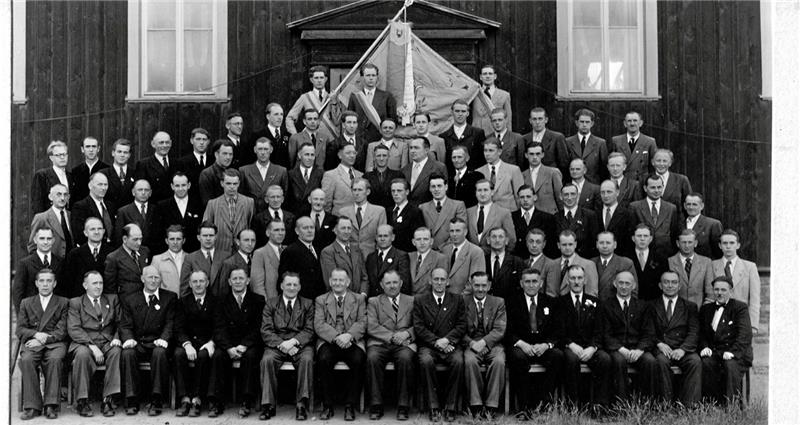 Göttingeröder Chor geht auch nach 75 Jahren nicht die Puste aus Am 20. Juli 1952 ist Fahnenweihe beim MGV Göttingerode. Foto: Privat