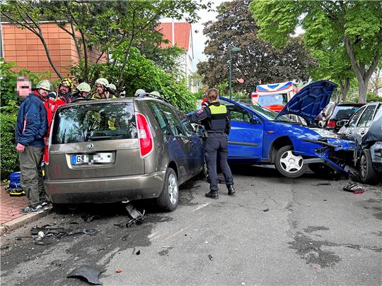 Am 24. Mai rast eine 88-Jährige über den Gehsteig vor der Gerhart-Hauptmann-Grundschule und verletzt viele Menschen, unter anderem die Insassen eines stehenden Autos. Was war der Grund? Archiv-Foto: Schlegel