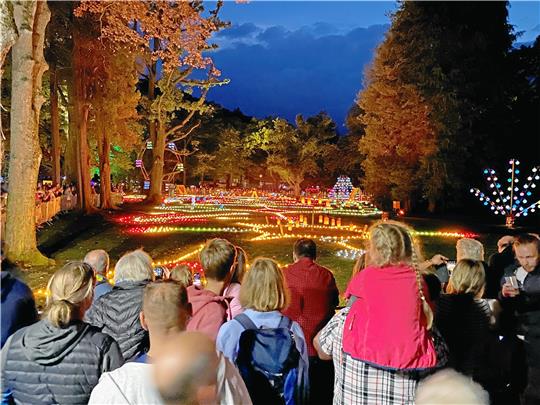 Am 25. und 26. August feiert Bad Harzburg wieder sein Salz- und Lichterfest. An allen Tagen zusammen rechnen die Veranstalter mit gut 50.000 Besuchern. Wobei natürlich der Haupttag der Samstag sein wird, wenn überall in der Innenstadt Programm geboten wird und im Casinopark, wie hier im vergangenen Jahr, die bunten Kerzen funkeln. Archivfoto: Schlegel