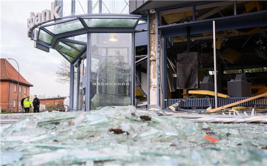 Am 28. Januar sprengten Unbekannte den Geldautomaten in der Volksbank Edemissen (Kreis Peine). Die Filiale ist seitdem geschlossen – soll aber wieder öffnen. Zahlen derSicherheitsfirma Cennox zeigen: Immer häufiger setzen professionelle Täter Festsprengstoff ein. Foto: Stratenschulte/picture alliance/dpa