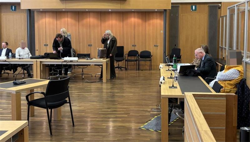 Personen in einem Gerichtssaal.