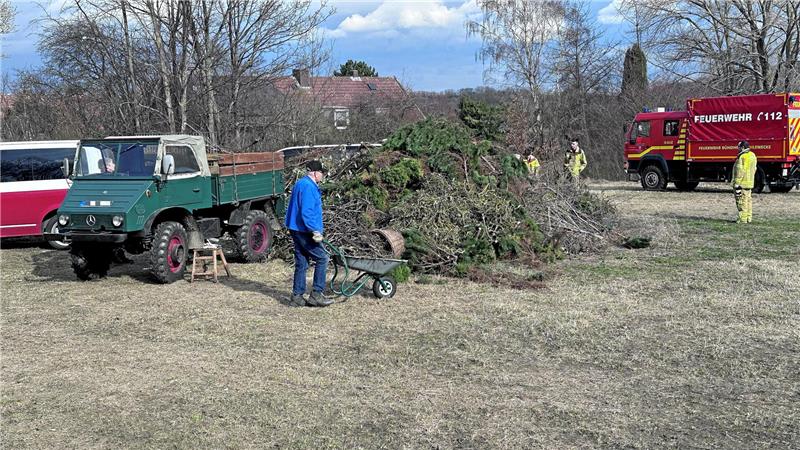 Am 4. und 5. April kann das Material für das Osterfeuer angeliefert werden. Allerdings kann der Weiße Stein nur über den Herbrink angefahren werden.
