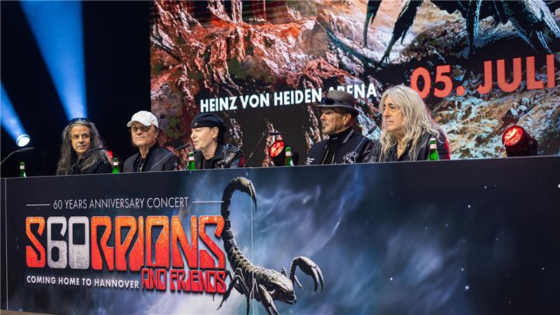 Scorpions-Sänger Klaus Meine singt sich im Duschraum warm Am 5. Juli spielen die Scorpions zum ersten Mal in ihrer Heimat ein Stadionkonzert. (Archivbild)