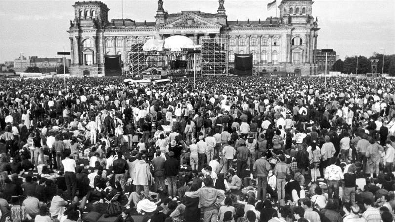 50 Jahre Bowie in Berlin: Er kam zum Cleanwerden Am 6. Juni 1987 trat David Bowie vor dem Reichstagsgebäude in (West-)Berlin auf.