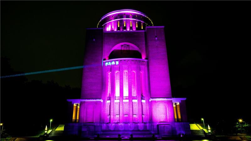 Filter und Feminismus: Was soziale Medien mit Mädchen machen Am Abend des 11. Oktober macht Plan International in ganz Deutschland mit der Illuminierung bekannter Wahrzeichen und Gebäude auf die Rechte von Mädchen aufmerksam. (Archivbild)