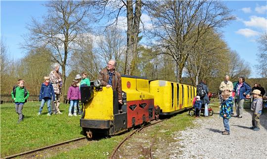 Am Abend des Karsamstags fährt die Otti-Bahn im Stundentakt vom Alten Bahnhof zum Ottiliae-Schacht.  Foto: GZ-Archiv