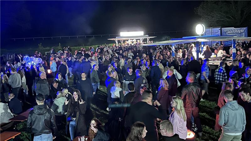 So fröhlich begrüßen die Bad Harzburger den Wonnemonat Mai Am Abend dürften rund 1500 Menschen im Sportpark gewesen sein. Auf 2000 schätzt Veranstalter Andres Schrutek die über den Tag verteilte Gesamtbesucherzahl.