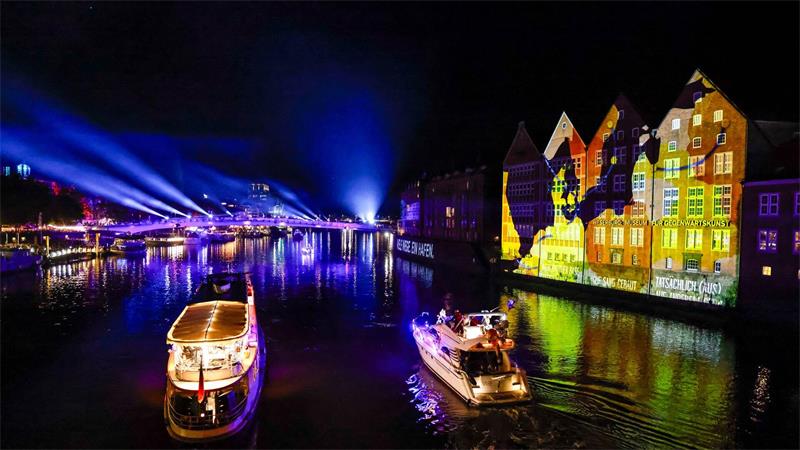 Zwischen Party und Warnruf - Wie Bremen die Einheit feiert Am Abend erstrahlten Boote und Häuser in bunten Farben.