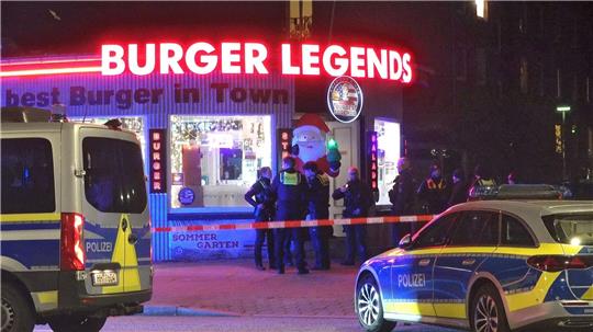 Am Abend fallen in einem Burgerladen in Hamburg-Eimsbüttel Schüsse und ein Mann wird verletzt.