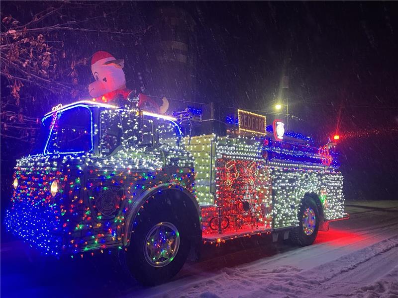 LKW mit weihnachtlicher Beleuchtung 