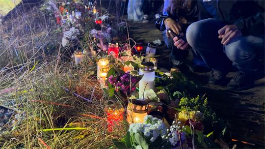 Am Abend nach dem schlimmen Unfall wurde an der Unfallstelle der Verunglückten gedacht