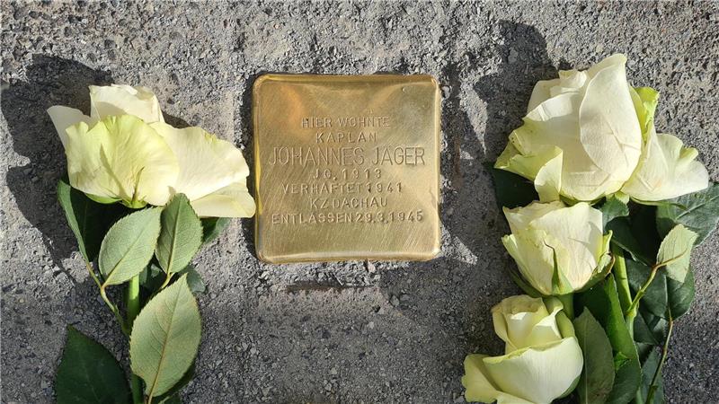 Initiative setzt in Goslar sieben neue Stolpersteine zum Gedenken Am Abend rahmten die weißen Rosen noch immer den Stolperstein für Kaplan Johannes Jäger in der Zehntstraße 18 ein.