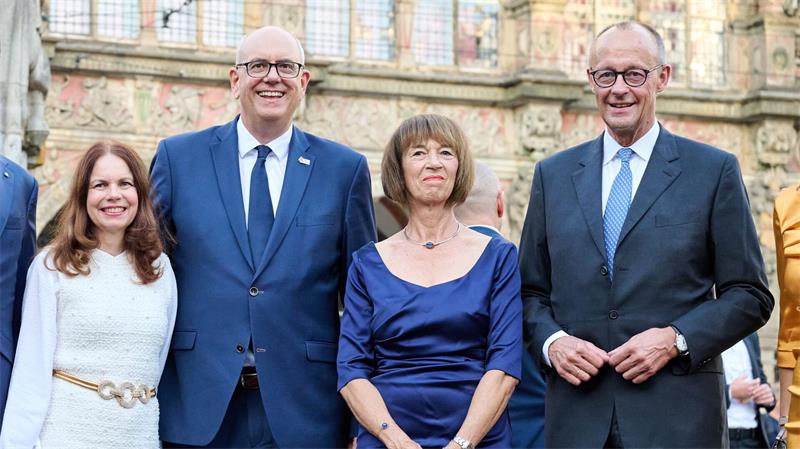 Bundeskanzler zeigt sich in Bremen volksnah Am Abend vor den zentralen Feierlichkeiten zum Tag der Deutschen Einheit in Bremen hat Bremens Regierungschef Andreas Bovenschulte (SPD) dem Bundeskanzler den Marktplatz gezeigt.