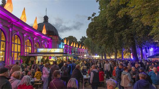 Am Abend wird die Innenstadt der Kurstadt in bunte Lichter getaucht.