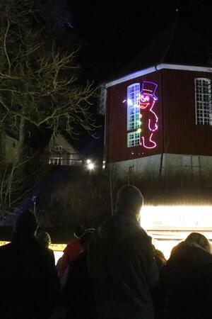Am Abend wird die Kirche mit winterlichen Figuren illuminiert.