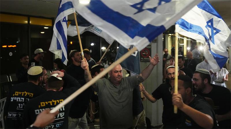 Israel: Versuchter Anschlag auf Flydubai-Flug nach Tel Aviv Am Abend wurden die Passagiere am Flughafen Tel Aviv in Empfang genommen.