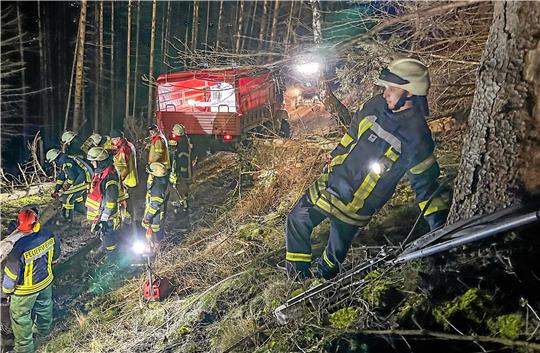 Am Abhang: Feuerwehrleute bereiten die Bergung des verunglückten Rettungswagens vor. Foto: Feuerwehr Goslar