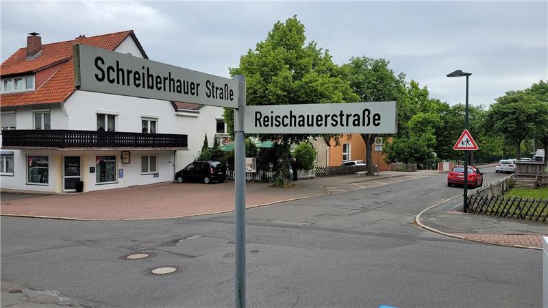 Am Abzweig Schreiberhauer Straße/Reischauerstraße, gegenüber der Bushaltestelle (Hintergrund) wünschen sich die Schulweghelfer ein Haltverbot.