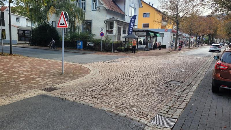 Das Bild zeigt einen Straßenabzweig, umgeben von Häusern.