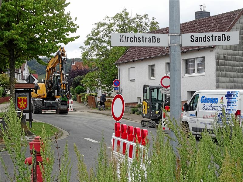 Ärger über Temposünder nach Sperrung in Westerode Am Abzweig von der Sandstraße zur Kirchstraße, die „Im Kirchenfelde“ mündet, ist für Autofahrer Schluss. Dort finden am Mittwochvormittag Arbeiten statt, die Durchfahrt ist gesperrt. Autofahrer, die über die „Jonaswiese“ ausweichen, sorgen bei Anwohnern aufgrund ihres Tempos für Ärger – ein Problem, das schon länger existiert. Foto: Exner