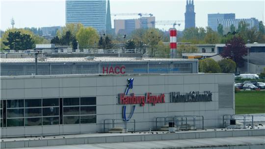 Am Airport Hamburg war es wegen eines Kerosin-Lieferengpasses zu Verspätungen und Flugausfällen gekommen. (Archivbild)
