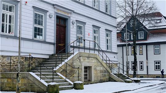 Am Amtsgericht wird der 40-Jährige wegen zweifacher Körperverletzung verurteilt.
