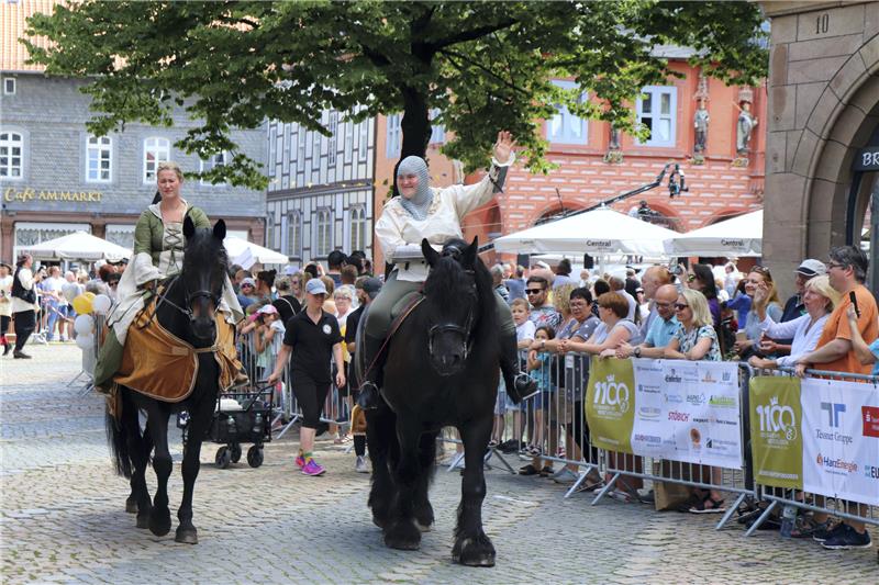 Schützenfest: 2000 Teilnehmer beim Festumzug Am Anfang des Festumzuges ist natürlich der Ritter Ramm mit seinem Pferd. Foto: Epping