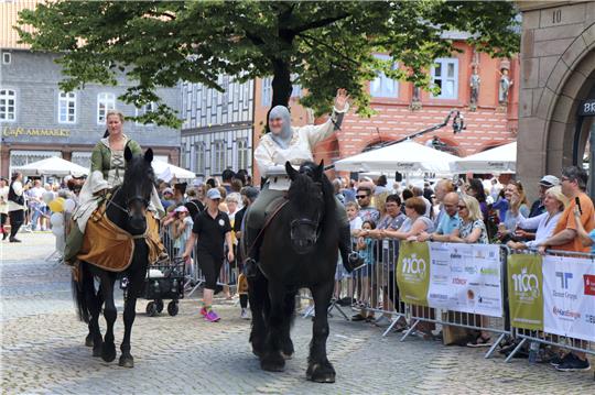 Am Anfang des Festumzuges ist natürlich der Ritter Ramm mit seinem Pferd. Foto: Epping