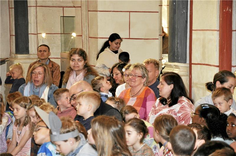 Marina Schoger nach 45 Jahren in den Ruhestand verabschiedet Am Anfang des Gottesdienstes ist noch alles so wie immer. Marina Schoger sitzt inmitten von Kindern und Eltern und verfolgt das Geschehen. Foto: Heine