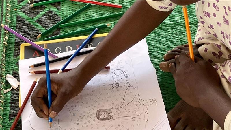 Sudans vergessenes Leid: Leben im Stillstand nach der Flucht Am Anfang haben die Flüchtlingskinder Waffen und Flammen gemalt - nach Monaten malen sie wieder Blumen.