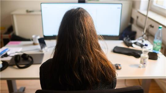 Am Arbeitsplatz sind nach einer neuen Umfrage Jobsicherheit und gutes Gehalt für viele Menschen weit wichtiger als Zusatzleistungen der Firma oder die Sinnhaftigkeit der Arbeit. (Symbolbild)