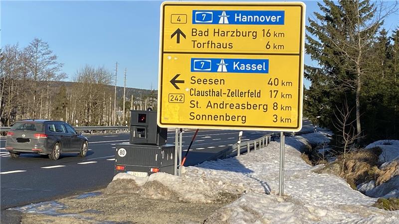 Am B4-Abzweig Oderteich hat der Landkreis Goslar eine mobile Radarfalle platziert.