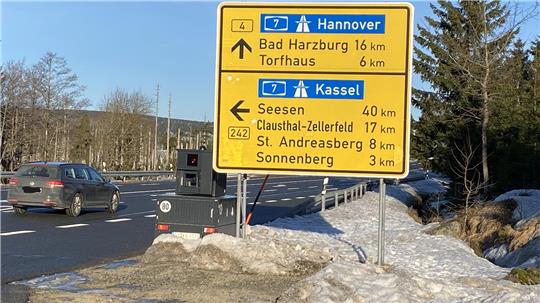 Am B4-Abzweig Oderteich hat der Landkreis Goslar eine mobile Radarfalle platziert.