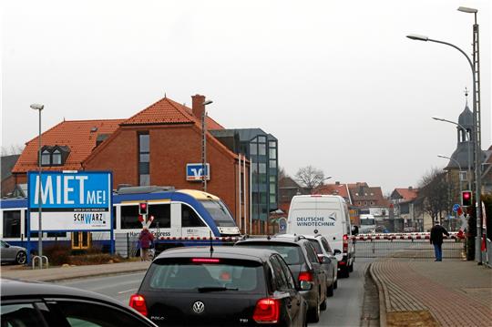 Am Bahnübergang wird die Goslarer Straße ab 31. Juli einspurig.  Foto: Epping