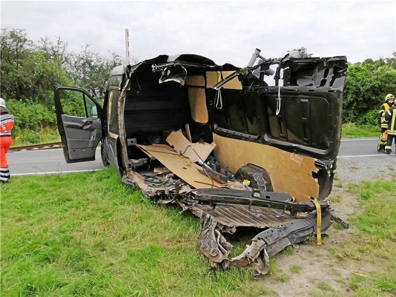 Sekundenschlaf? Bewährung für Kurierfahrer nach Zug-Crash Am Bahnübergang zwischen Abbenrode und Wennerode kracht am 21. Juli 2021 ein Zug in einen Transporter. Der Kurierfahrer hatte sein Fahrzeug trotz geschlossener Schranke nicht gestoppt, sein Anwalt macht einen Sekundenschlaf dafür verantwortlich. Archivfoto: Hohaus