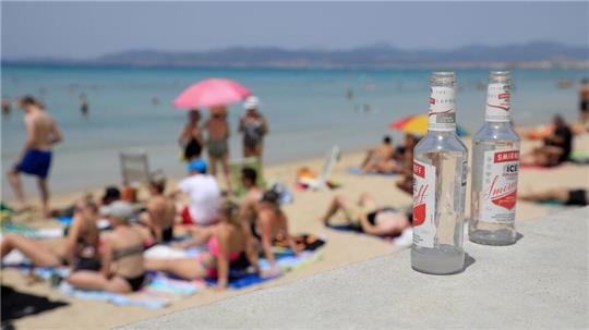 Am Ballermann wird es am Strand nicht nur wegen der steigenden Besucherzahlen immer enger. (Archivbild)