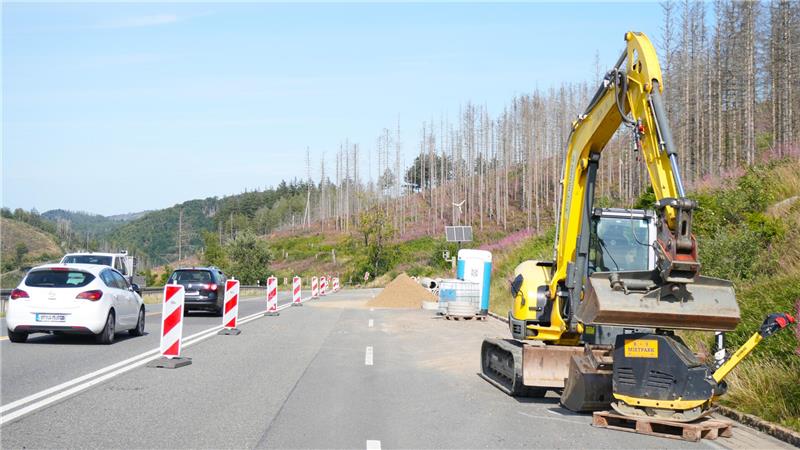 Am Bauabschnitt zwischen Marienteichbaude und Radau-Wasserfall ist die Fahrbahn nur auf zwei Spuren befahrbar.