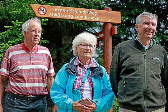 Am Benno-Schmidt-Weg steht Helga Schmidt, die Witwe von Brocken-Benno, mit Harzklub Ehrenpräsident Dr. Michael Ermrich und Klaus Dumeier (re.), stellvertretender Harzklubvorsitzender. Foto: Bein