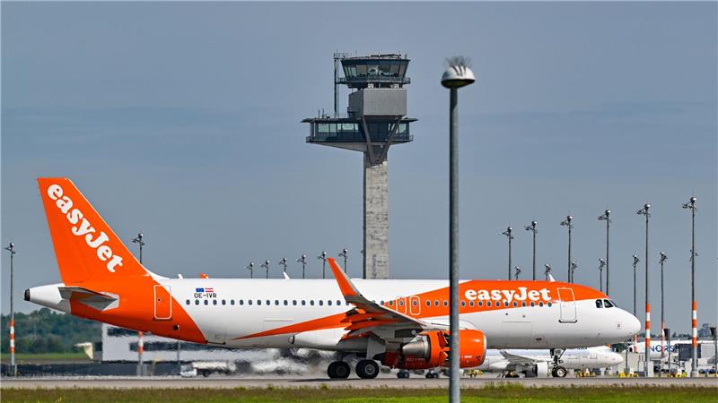 Deutsche Flug-Passagiere müssen mehr bezahlen Am Berliner Flughafen treffen sich mehrere Direktfluggesellschaften.