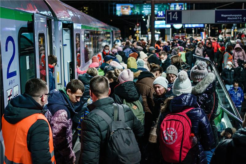 Behörden fürchten eine neue Asylkrise Am Berliner Hauptbahnhof kamen im März, kurz nach Kriegsausbruch, besonders viele Flüchtlinge an. Foto: Clemens Bilan/EPA-EFE