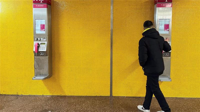 Elektroschrott am Wegesrand: Telefonzellen-Abbau dauert noch Am Bochumer Hauptbahnhof hängen noch immer zwei Telekom-Telefone an einer Wand. (Archivbild)