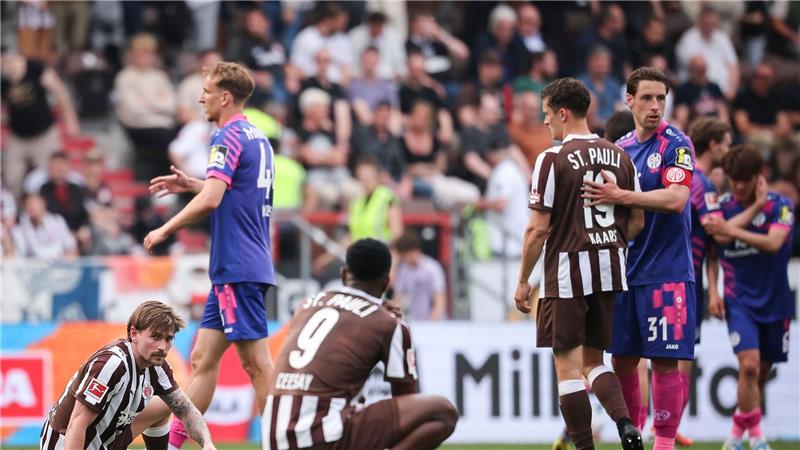 Am Boden: Der FC St. Pauli nach dem 1:2 gegen Mainz 05. 
