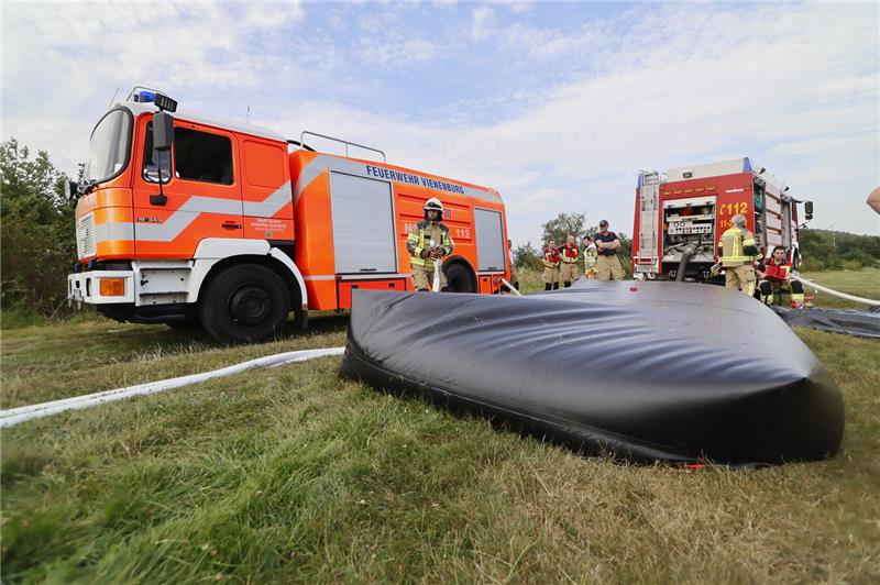 Am Bollrich in Goslar werden die kleineren Löschflugzeuge betankt. Die Feuerwehr...