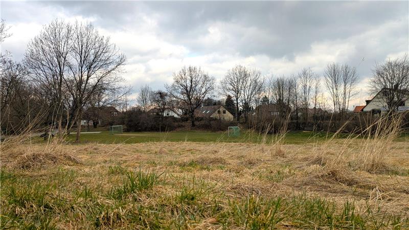 Vom Bolzplatz zur Streuobstwiese: Bad Harzburger Idee kommt gut an Am Bolzplatz in der Straße Am Heiligenholz gibt es für die Obstwiese noch eine freie Fläche.