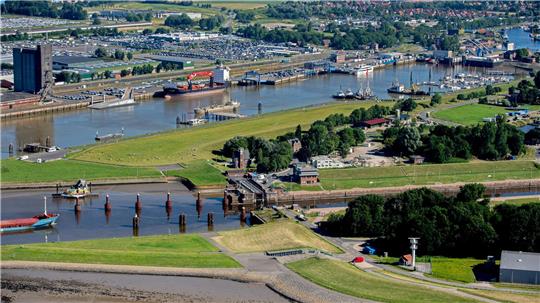 Am Borkumkai unweit der Getreidesilos (oben links) sollen die Kreuzfahrtschiffe künftig festmachen. (Archivbild) 