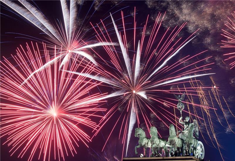 Am Brandenburger Tor findet wieder die traditionelle Silvesterparty statt. (Archivbild)