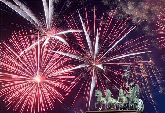 Am Brandenburger Tor findet wieder die traditionelle Silvesterparty statt. (Archivbild)